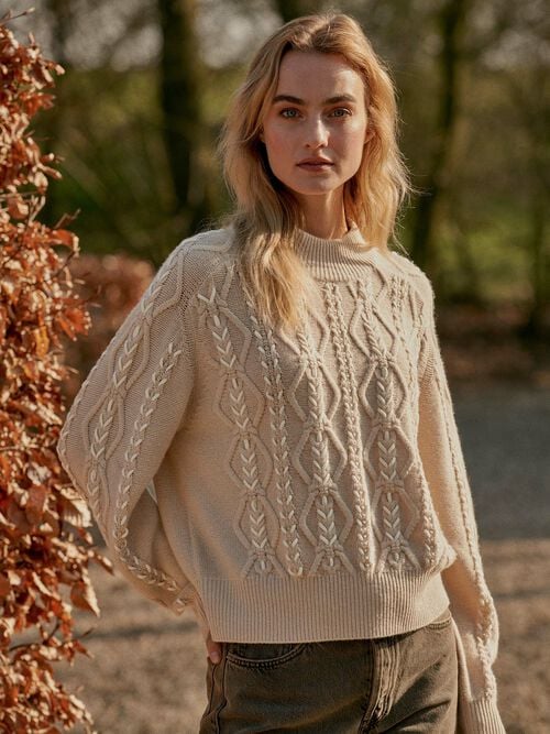 Organische kasjmier trui met kabelpatroon & borduurdetails