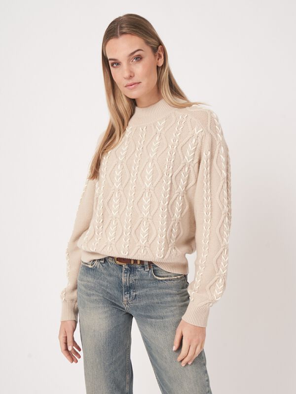 Organische kasjmier trui met kabelpatroon & borduurdetails image number 4