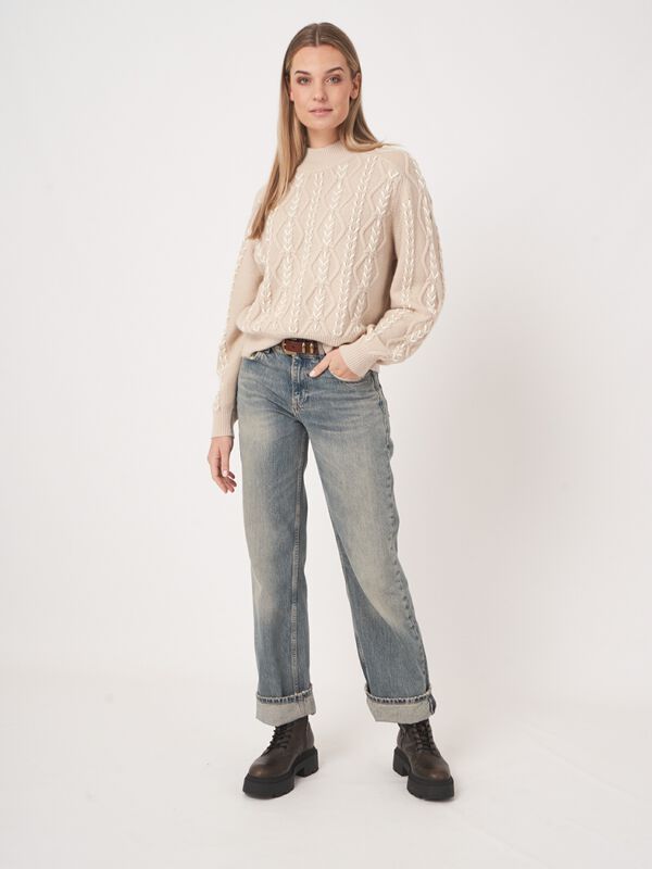 Organische kasjmier trui met kabelpatroon & borduurdetails image number 6