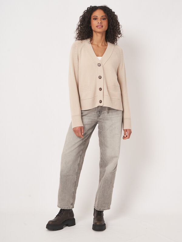 Kasjmiermix v-hals vest met rechte snit image number 6