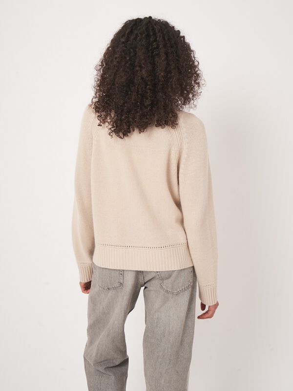 Kasjmiermix v-hals vest met rechte snit image number 7