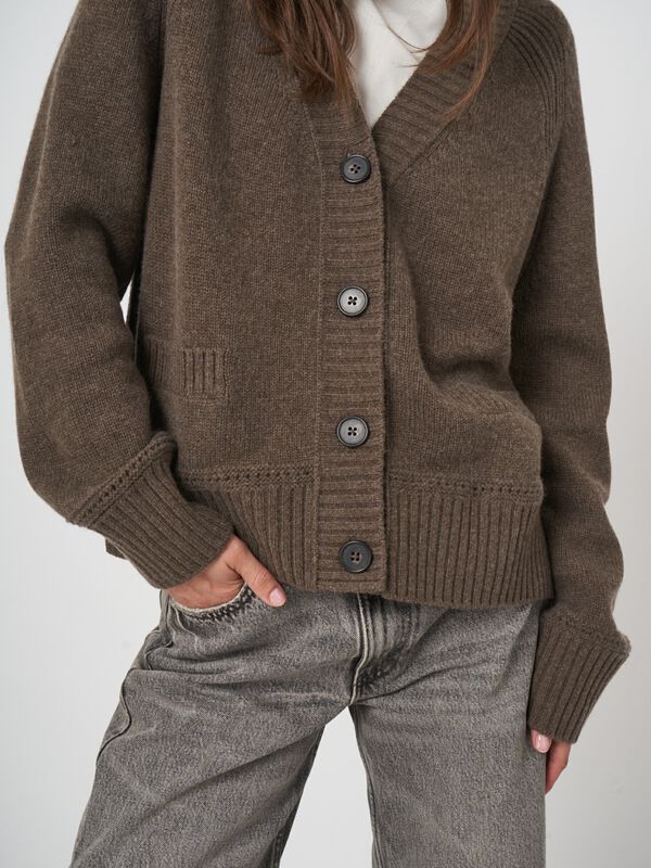 Gilet col v femme — cachemire bio & coupe droite repeat image number 1