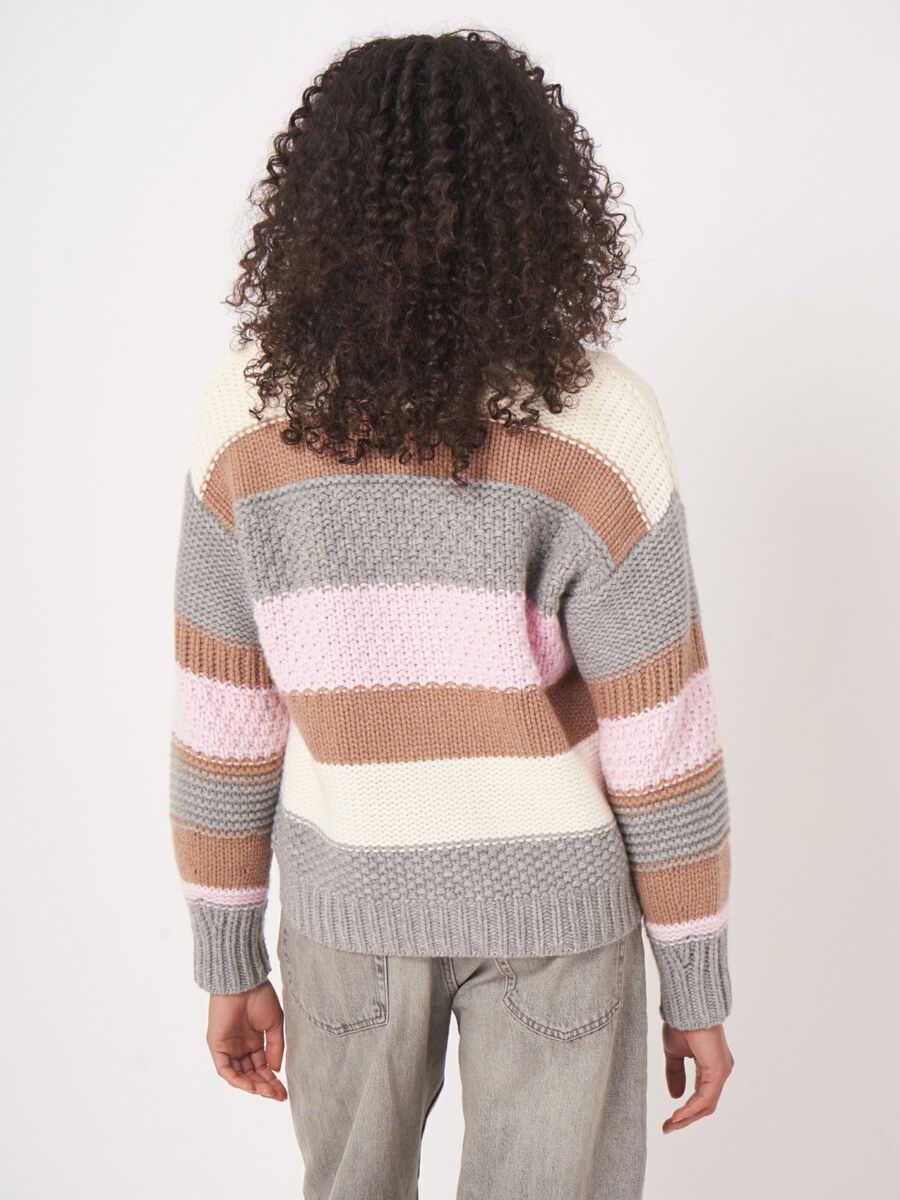 Chunky gebreid vest met strepen en gemengde texturen image number 6