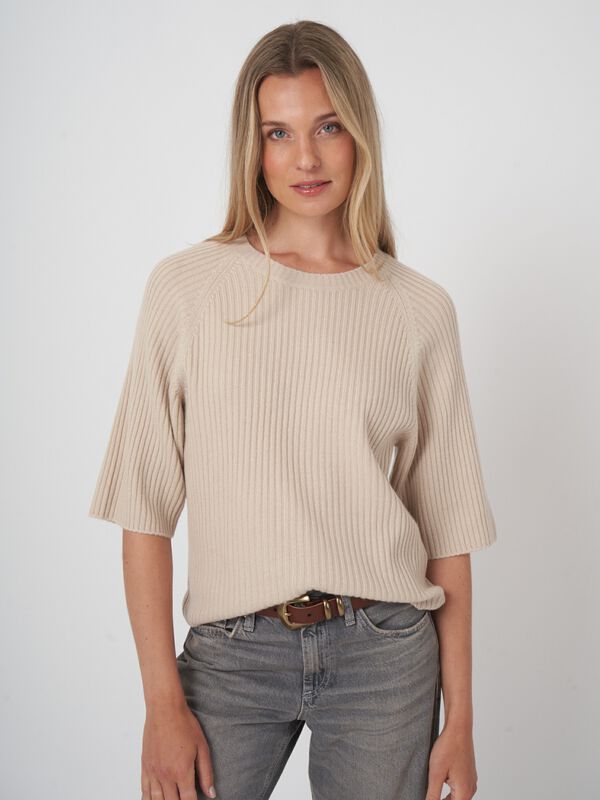 Cropped ribgebreide trui met relaxte pasvorm image number 2