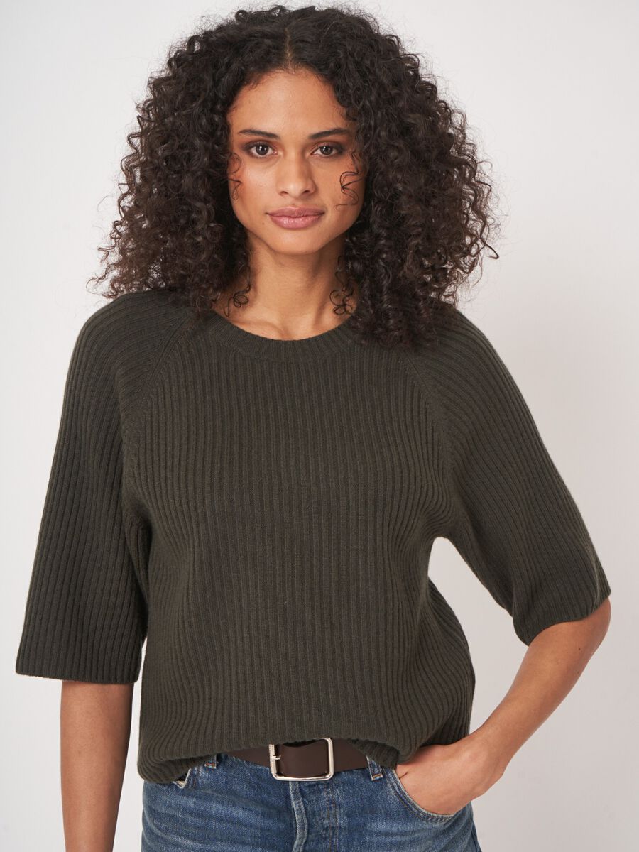 Cropped ribgebreide trui met relaxte pasvorm image number 2
