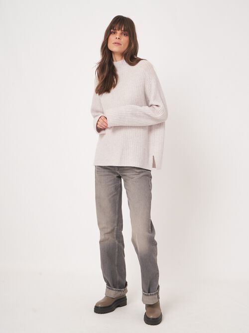 Kasjmiermix trui met opstaande kraag en ribstructuur