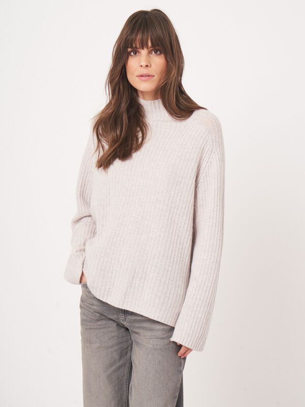 Kasjmiermix trui met opstaande kraag en ribstructuur image number 5