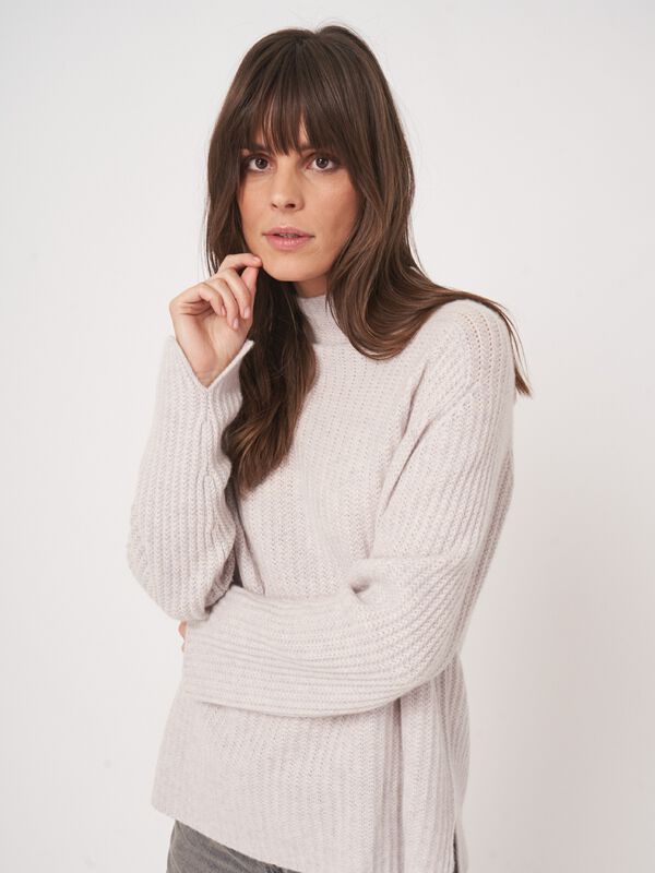 Kasjmiermix trui met opstaande kraag en ribstructuur image number 8