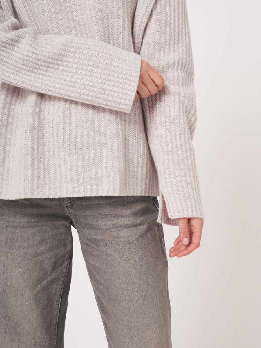Rippstrickpullover mit Stehkragen aus Kaschmir-Mix image number 9