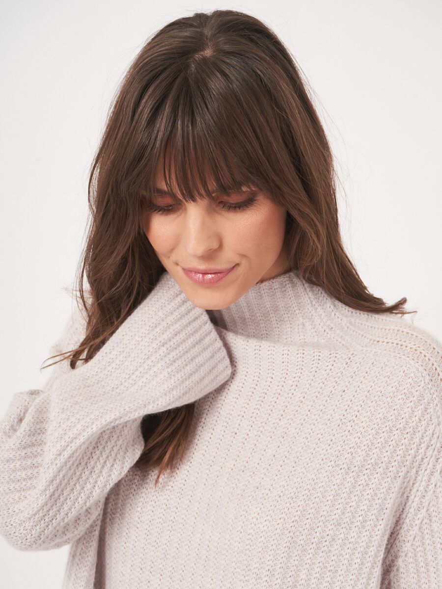 Rippstrickpullover mit Stehkragen aus Kaschmir-Mix image number 10