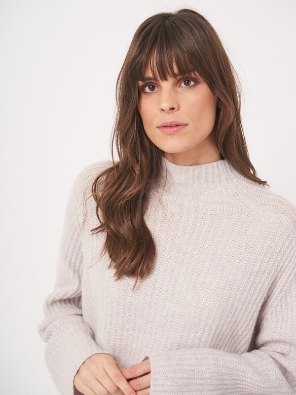 Kasjmiermix trui met opstaande kraag en ribstructuur image number 11