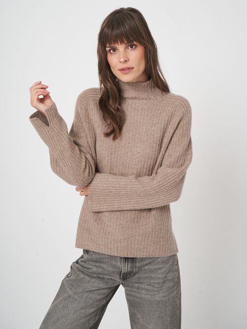Kasjmiermix trui met opstaande kraag en ribstructuur