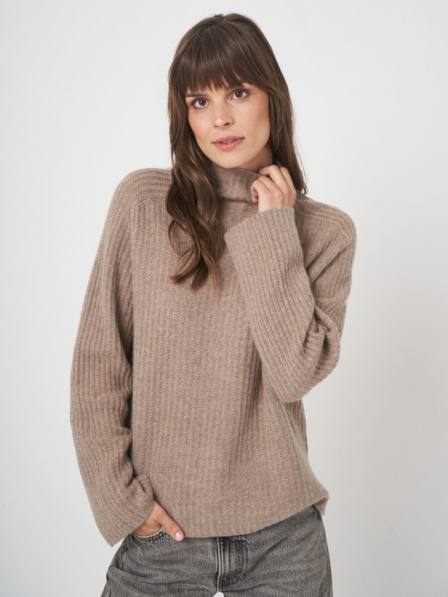 Kasjmiermix trui met opstaande kraag en ribstructuur image number 4