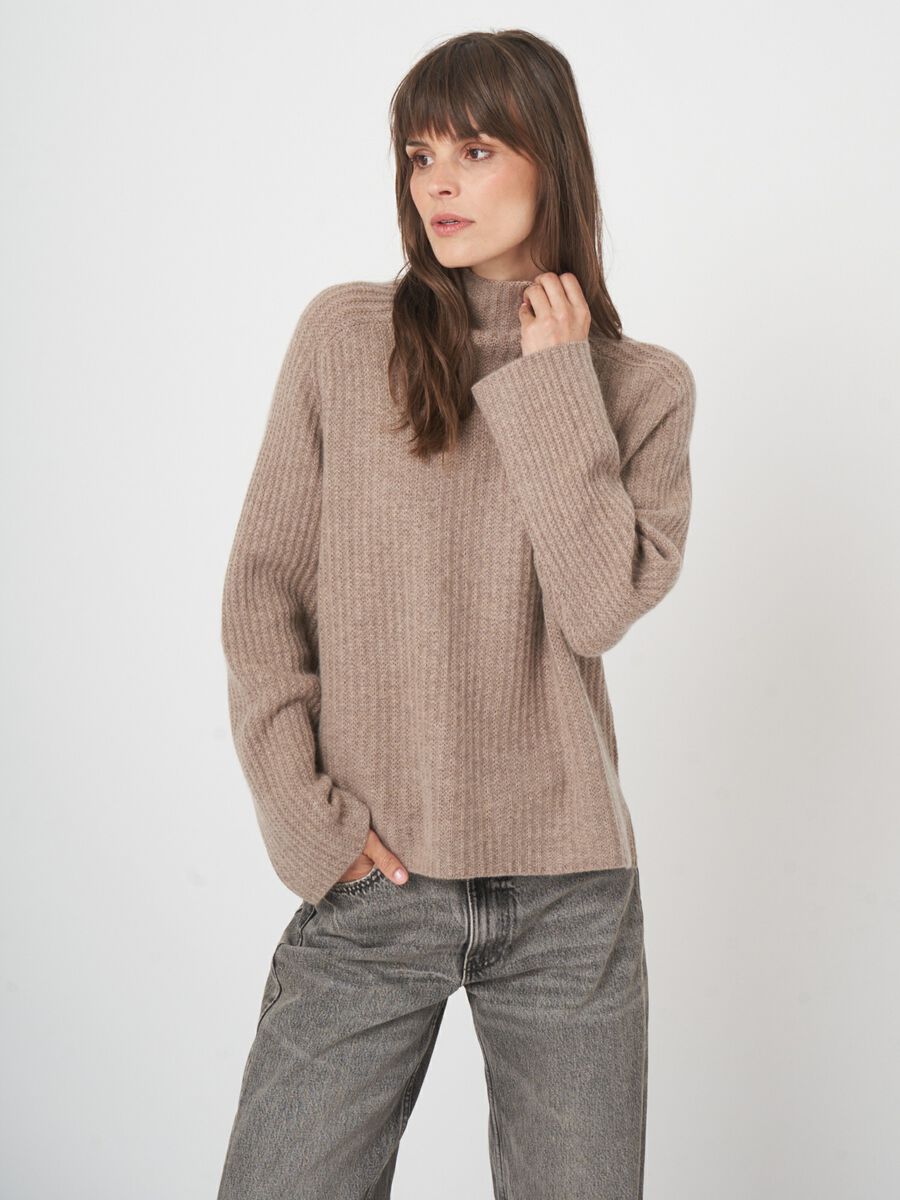 Kasjmiermix trui met opstaande kraag en ribstructuur image number 6
