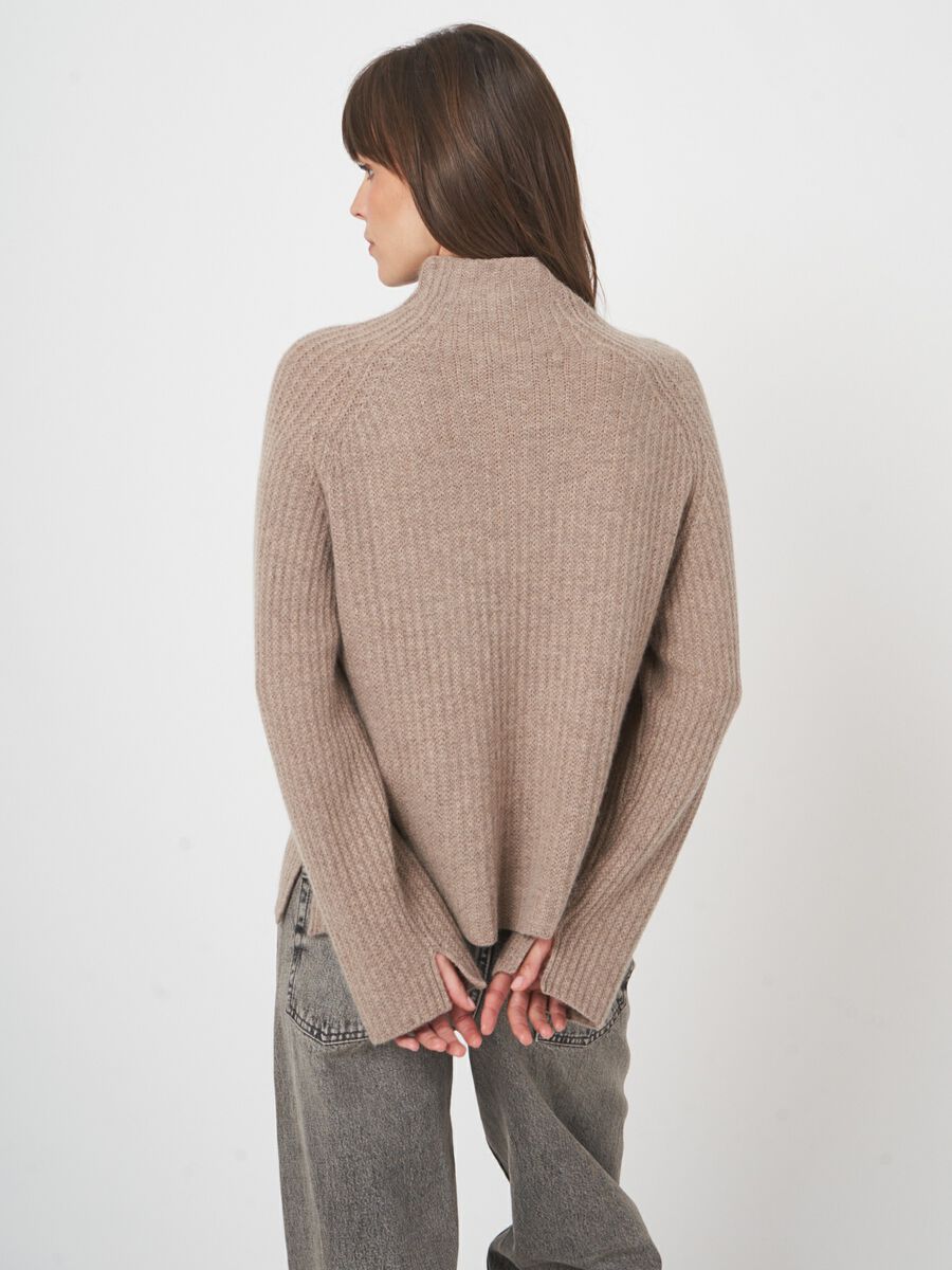 Kasjmiermix trui met opstaande kraag en ribstructuur image number 7
