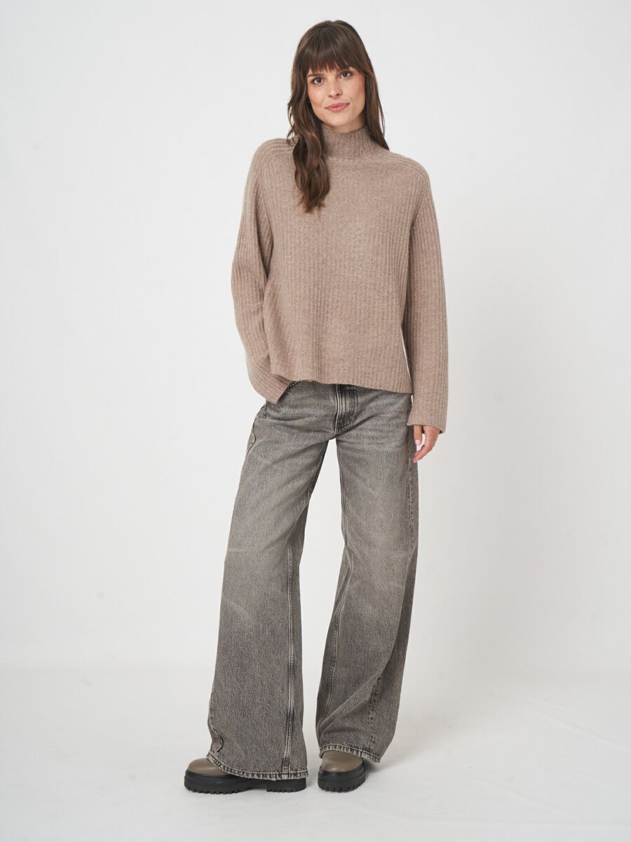 Kasjmiermix trui met opstaande kraag en ribstructuur image number 8