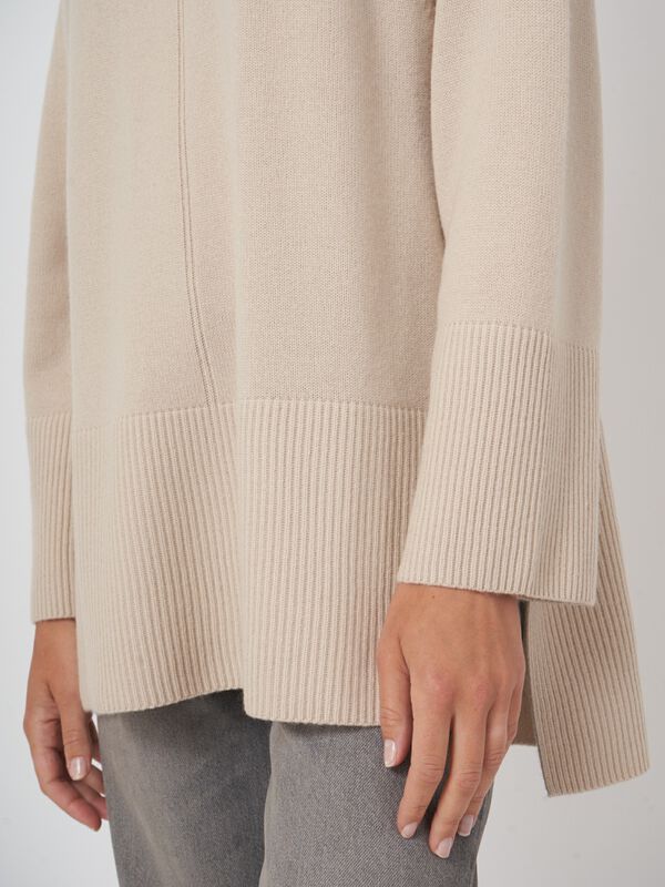 Kaschmir-Mix-Pullover mit Rollkragen und A-Linien-Design image number 4