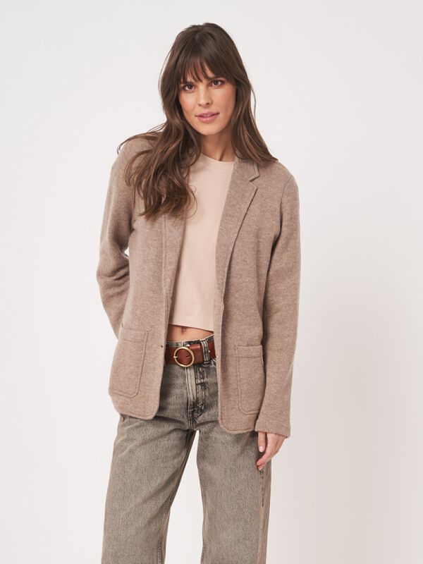 Getailleerd gebreid vest met reverskraag image number 1