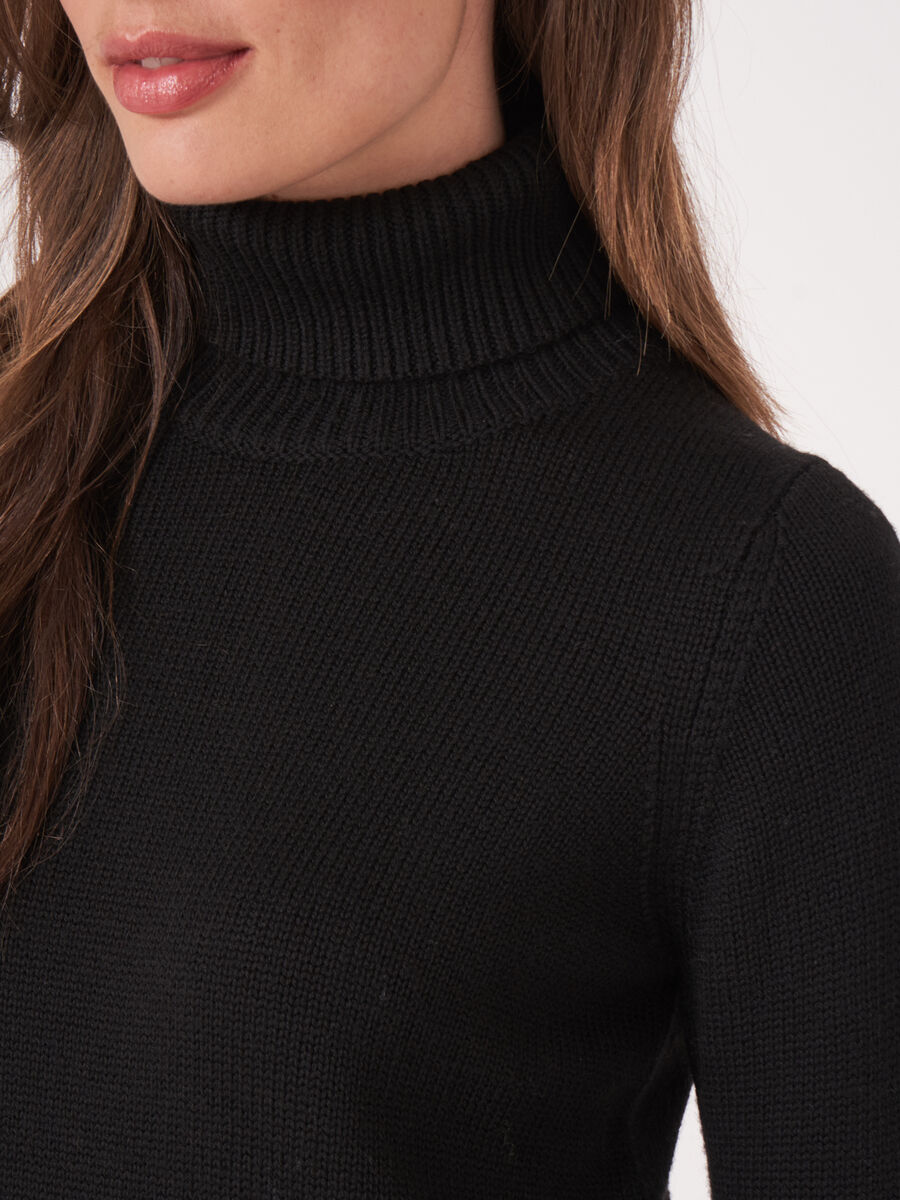 Chunky knit merino wool turtleneck image number 2