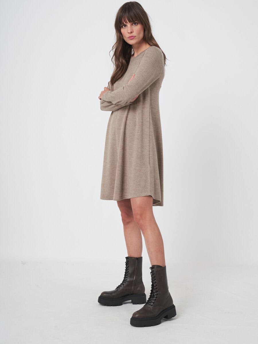 Robe a-line en laine mérinos — élégance réchauffante image number 24