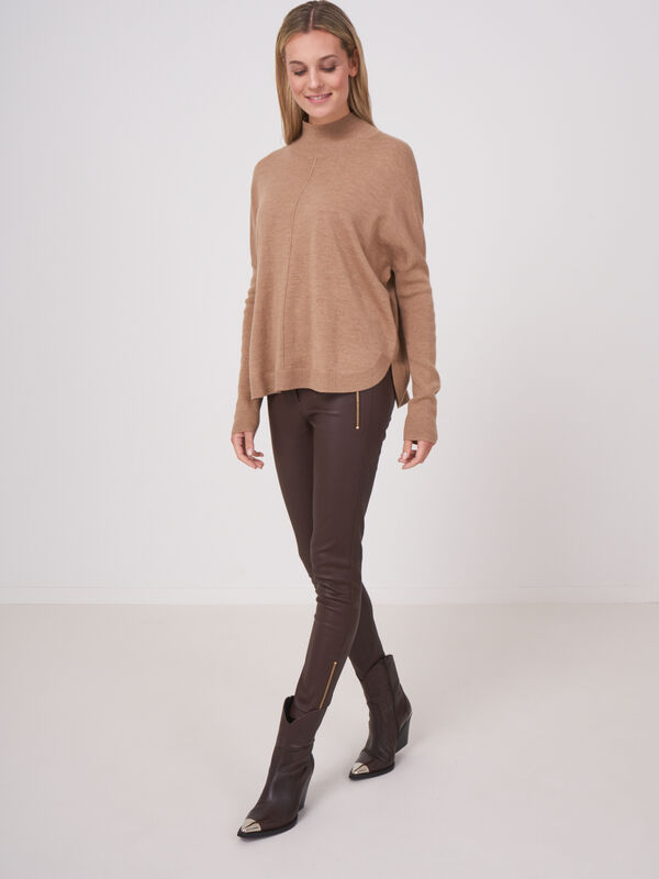 Pull en laine mérinos avec ourlet arrondi et manches côtelées image number 3