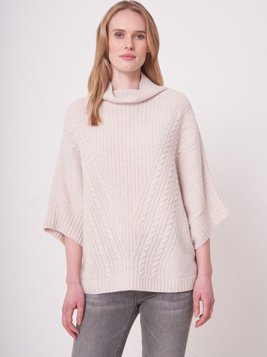 Lamswollen poncho met structuurdetails image number 1