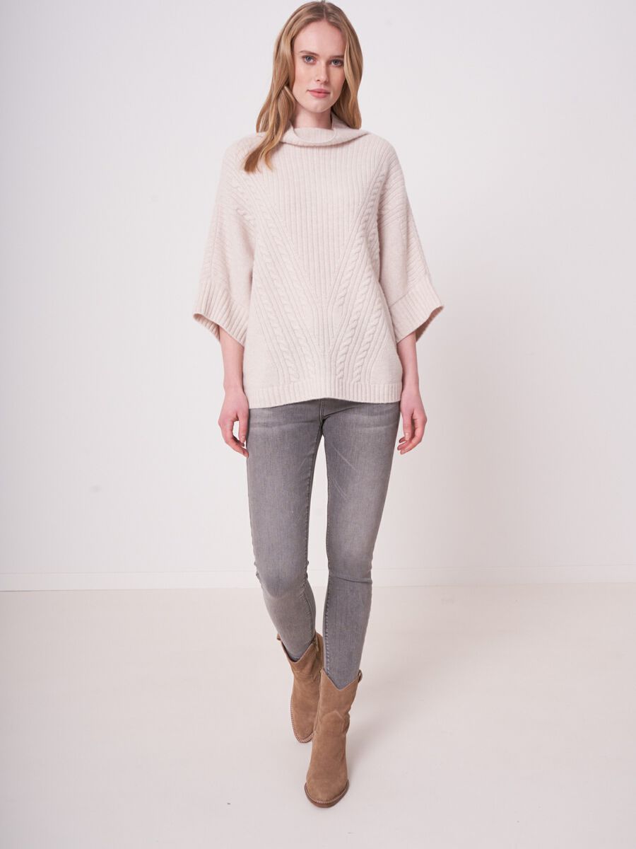 Lamswollen poncho met structuurdetails image number 4