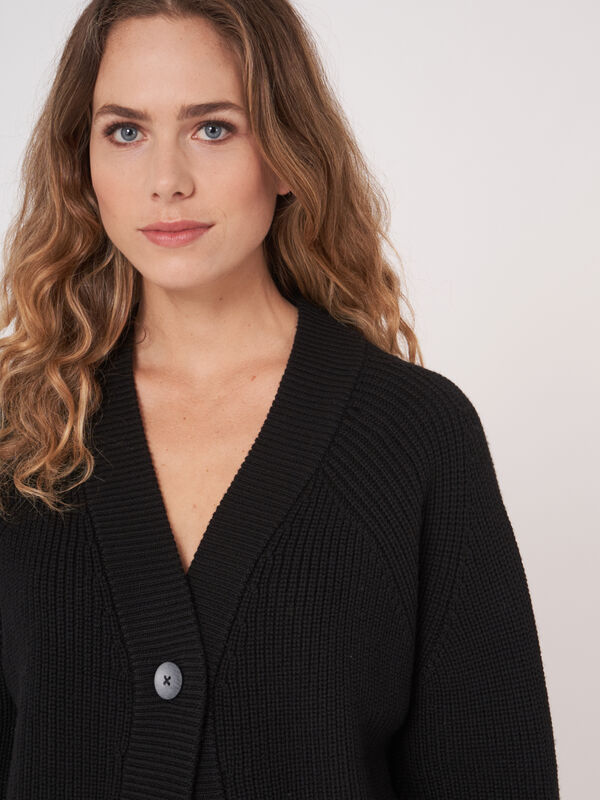 Strickjacke mit V-Ausschnitt aus grobem Rippenstrick image number 2