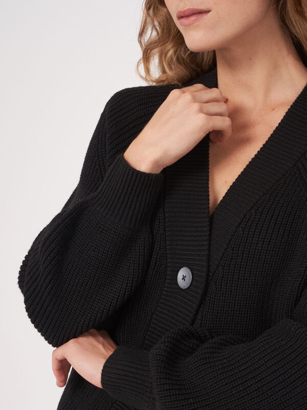 Strickjacke mit V-Ausschnitt aus grobem Rippenstrick image number 3