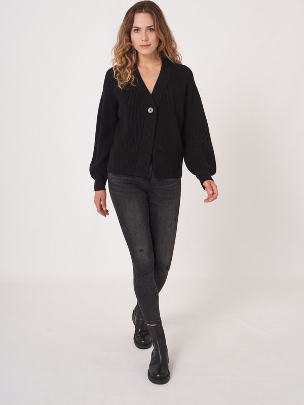 Strickjacke mit V-Ausschnitt aus grobem Rippenstrick image number 4