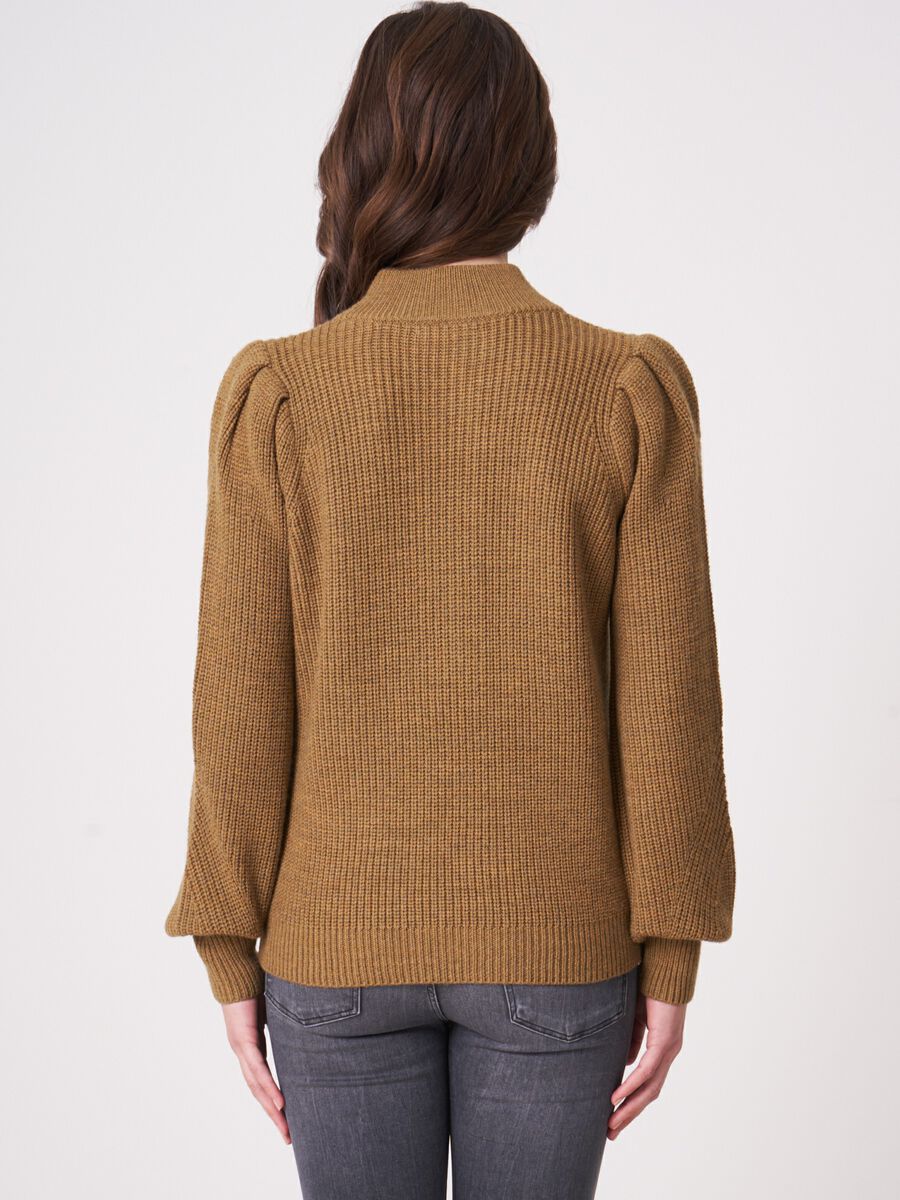 Grober Rippenstrickpullover mit Puffärmeln image number 2