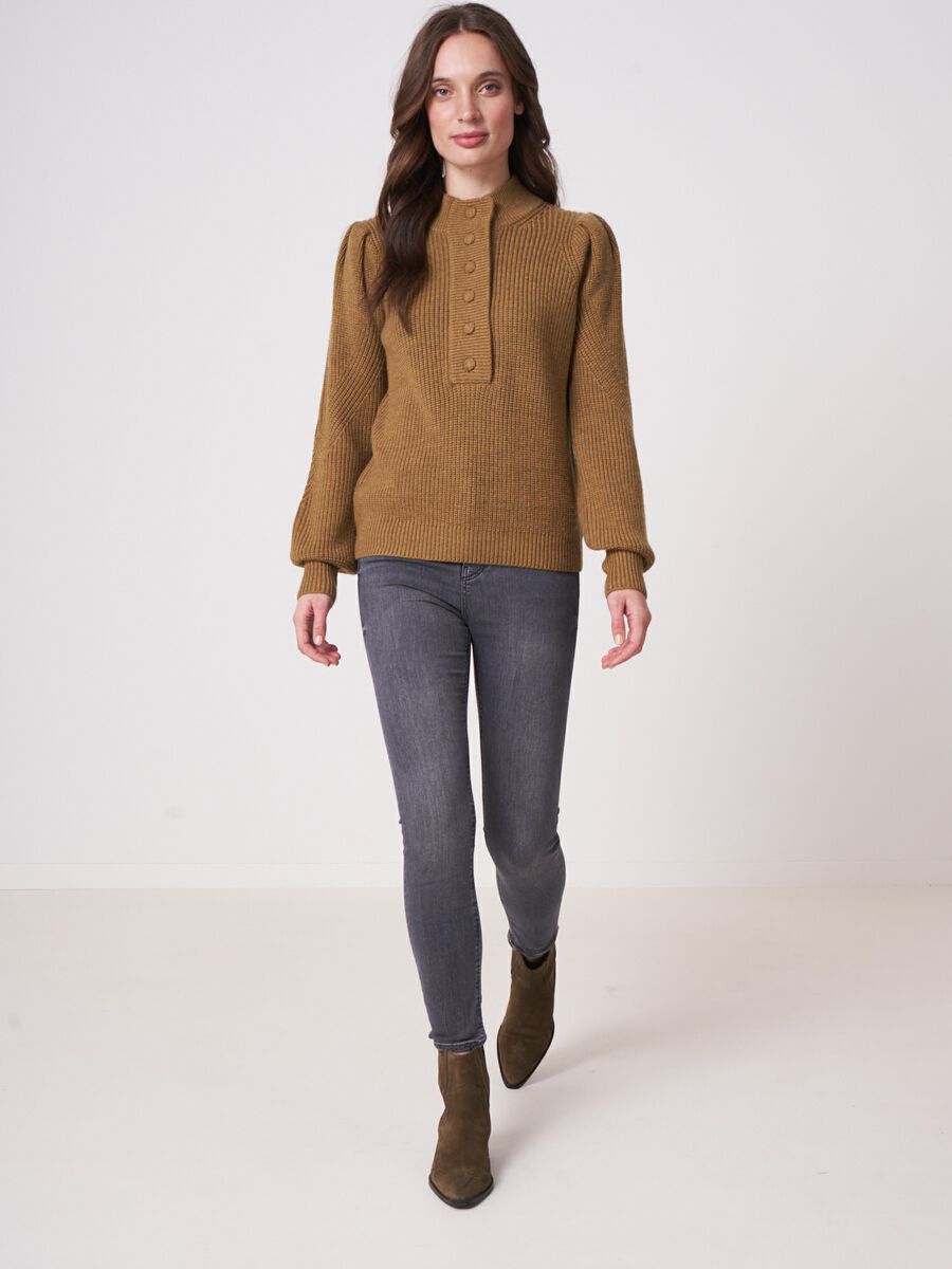 Grober Rippenstrickpullover mit Puffärmeln image number 4