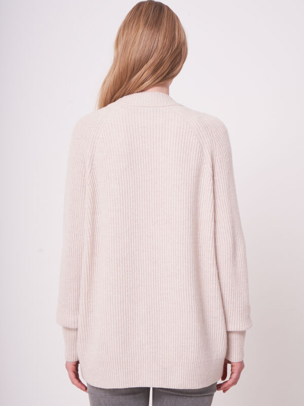 Strickjacke aus Italienischer Lammwolle mit aufgesetzten Taschen image number 2