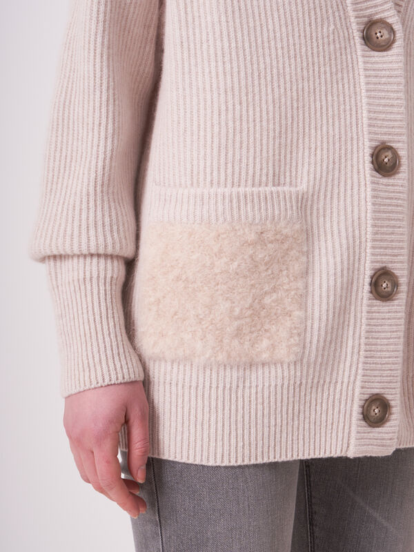 Strickjacke aus Italienischer Lammwolle mit aufgesetzten Taschen image number 3