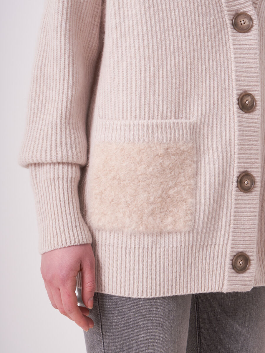 Strickjacke aus Italienischer Lammwolle mit aufgesetzten Taschen image number 3