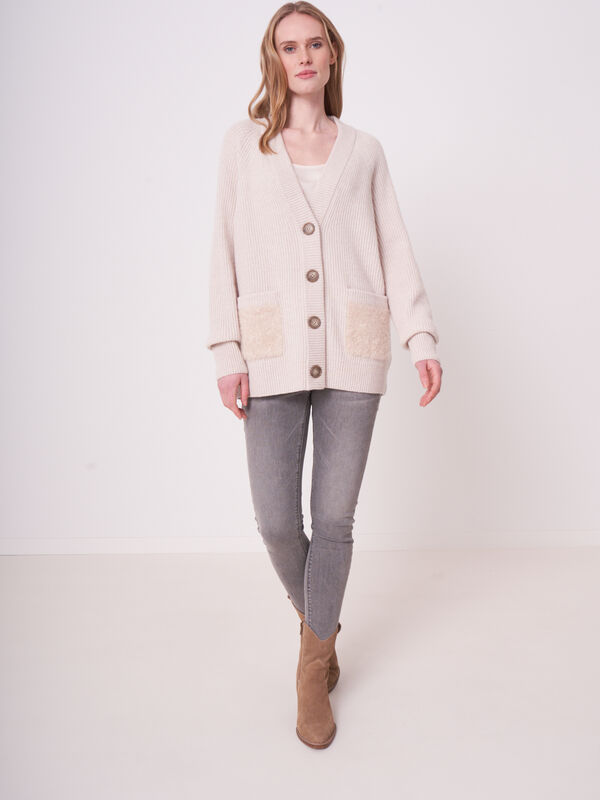 Strickjacke aus Italienischer Lammwolle mit aufgesetzten Taschen image number 4