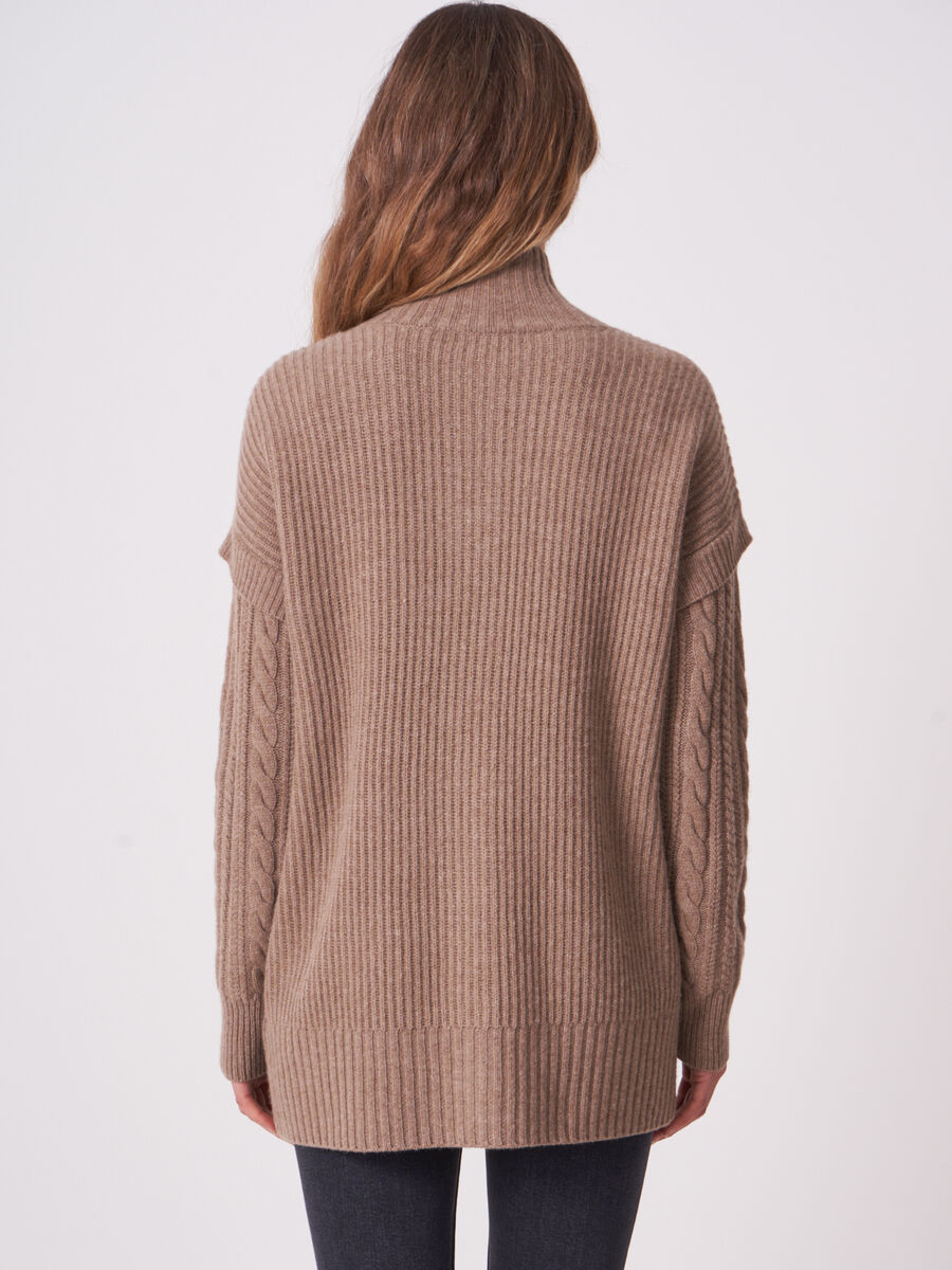 Lamswollen cardigan met opstaande kraag image number 2