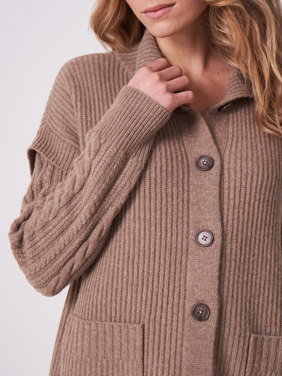 Lamswollen cardigan met opstaande kraag image number 3