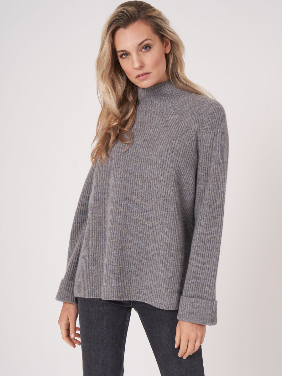 Oversized lambswool sweater with raglan sleeves image number 0