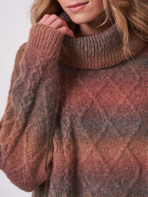 Pull &agrave; col roul&eacute; &agrave; motif m&ecirc;l&eacute; image number 2