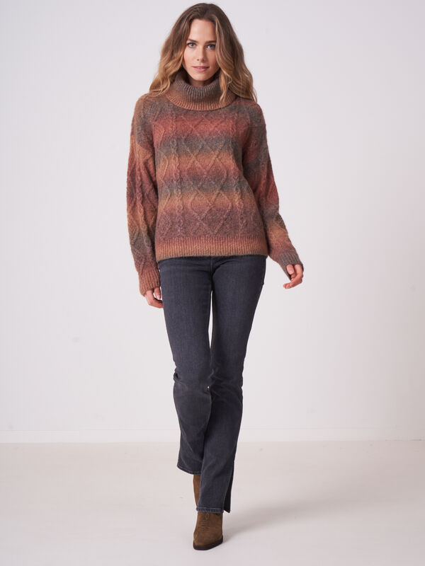 Pull &agrave; col roul&eacute; &agrave; motif m&ecirc;l&eacute; image number 4