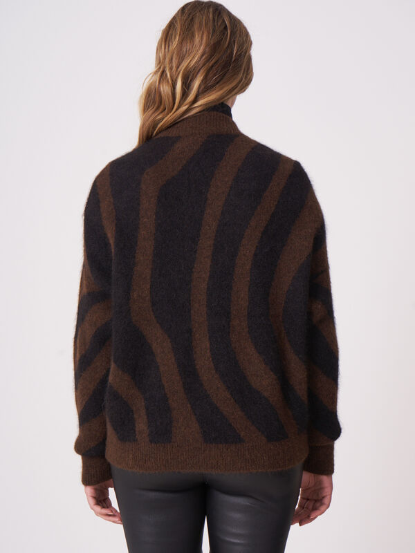 Übergroßer Intarsien-Pullover mit V-Ausschnitt image number 2