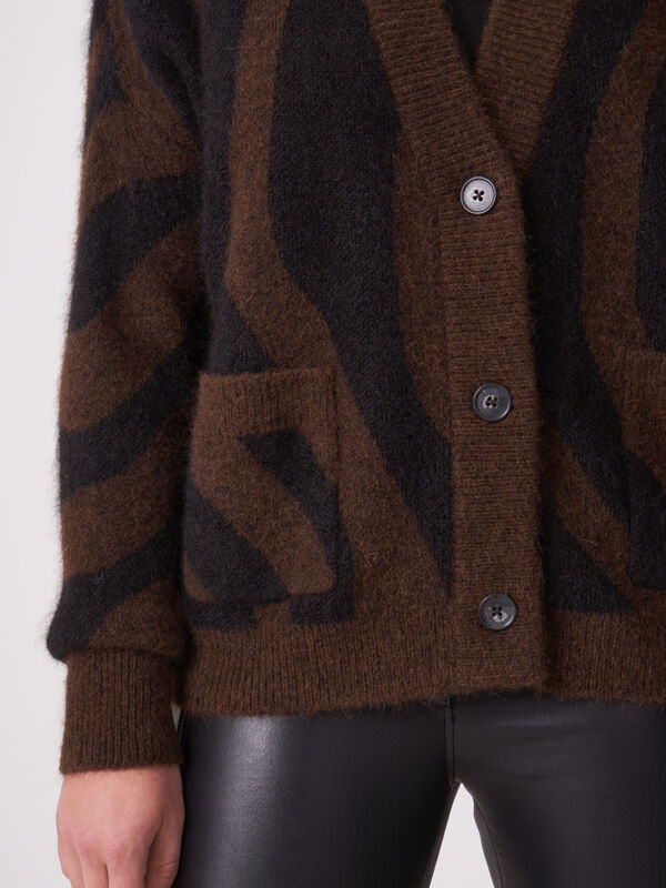 Übergroßer Intarsien-Pullover mit V-Ausschnitt image number 3