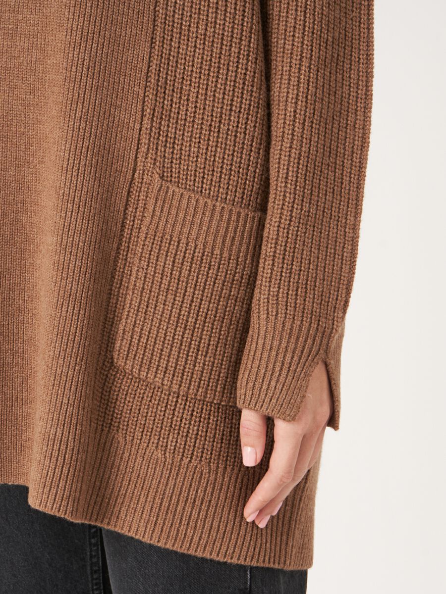 Grof gebreid geribd vest rib met zakken van merinowol image number 3