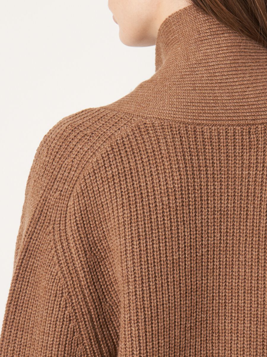 Grof gebreid geribd vest rib met zakken van merinowol image number 4