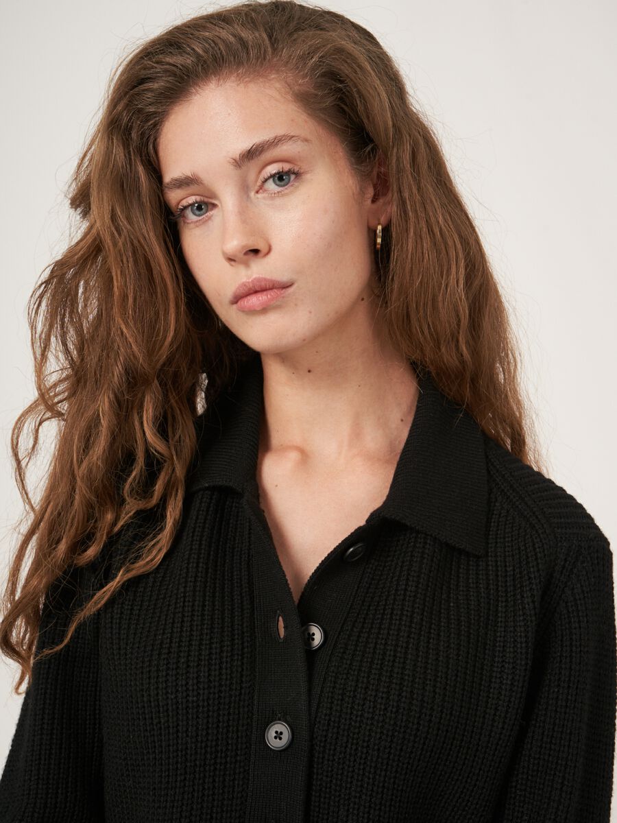 Cardigan côtelé en laine mérinos avec col polo image number 11