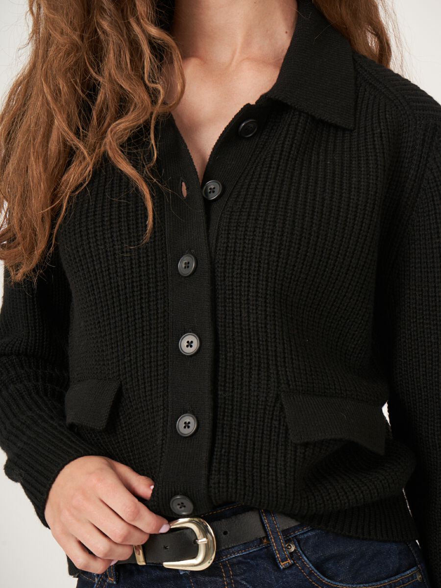 Cardigan côtelé en laine mérinos avec col polo image number 12