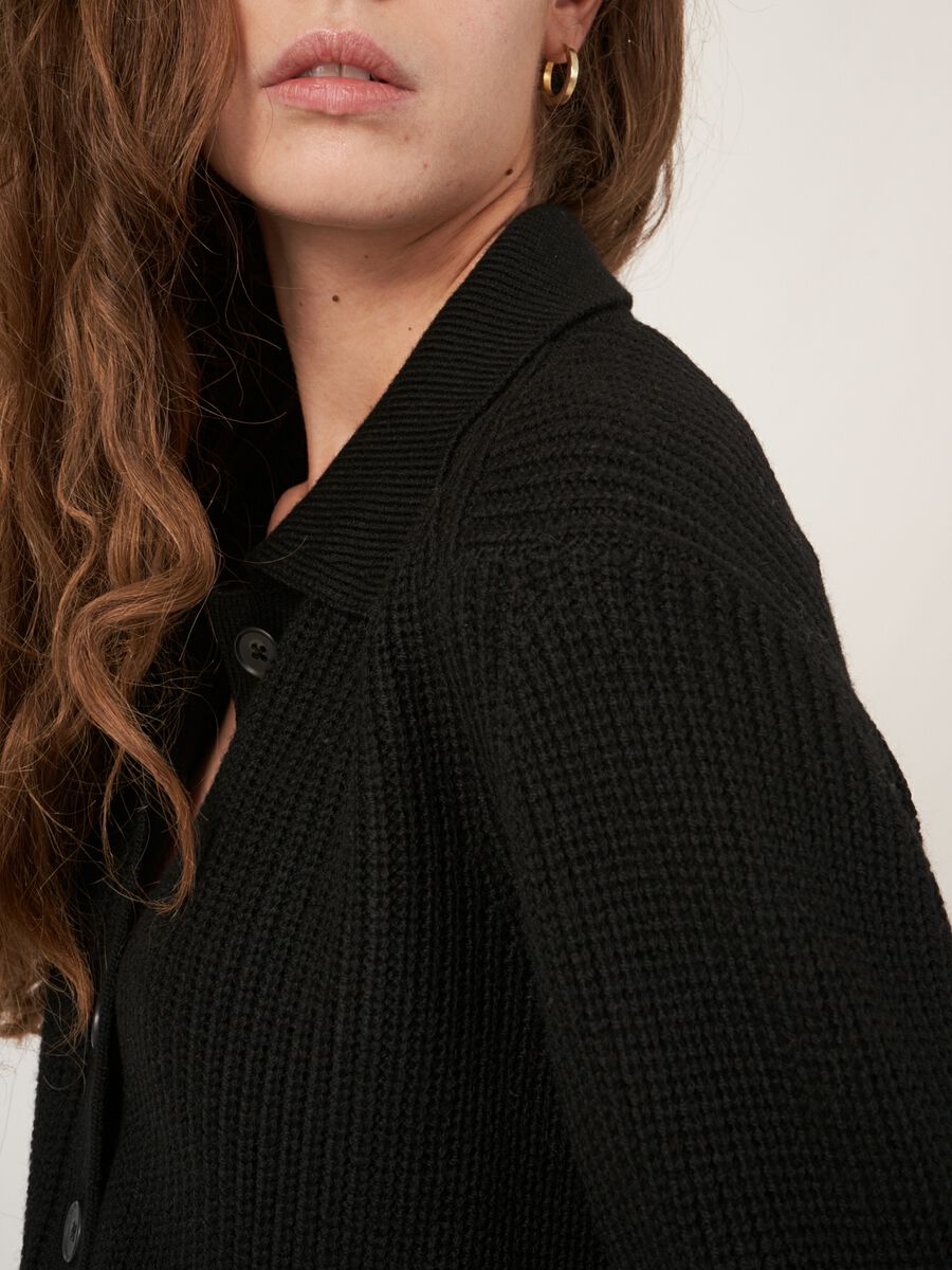 Cardigan côtelé en laine mérinos avec col polo image number 13