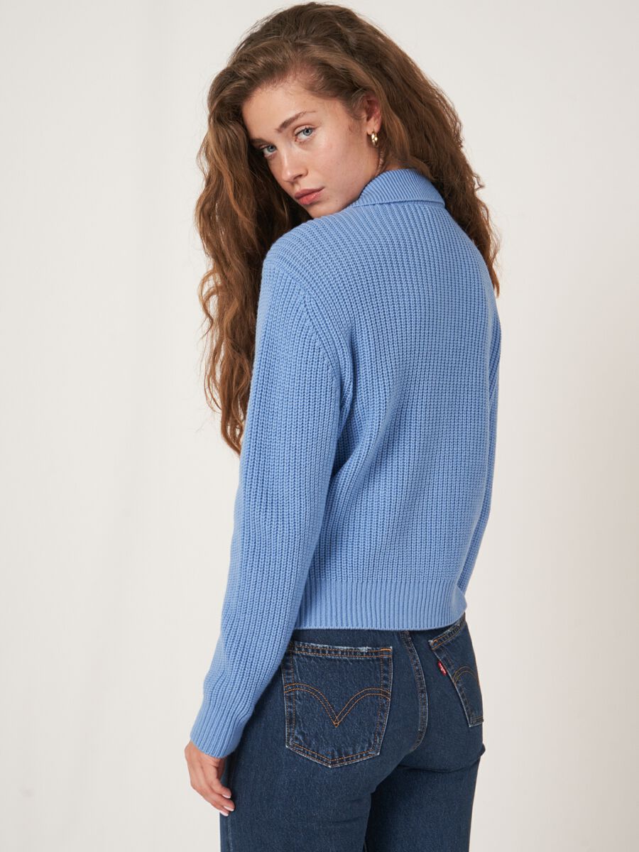 Cardigan côtelé en laine mérinos avec col polo image number 16