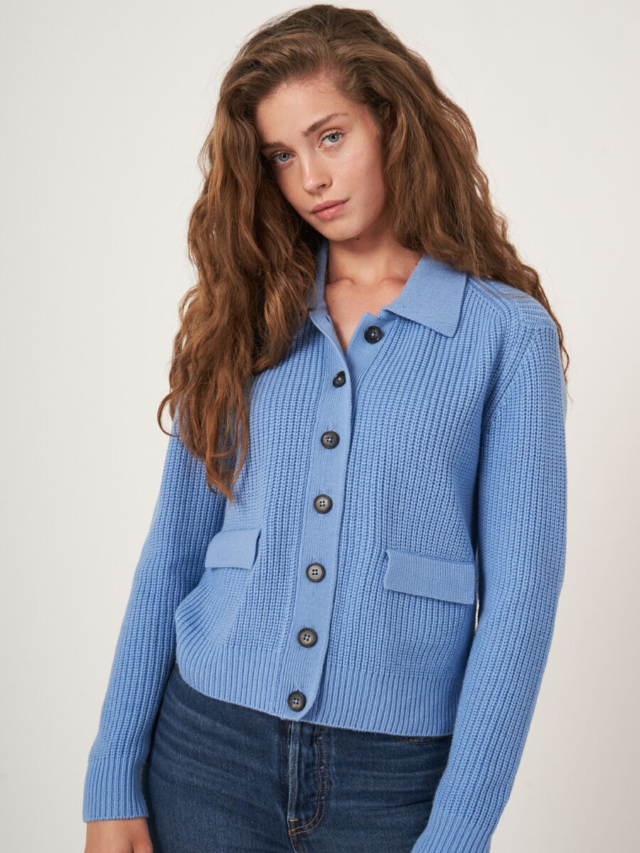 Cardigan côtelé en laine mérinos avec col polo image number 17